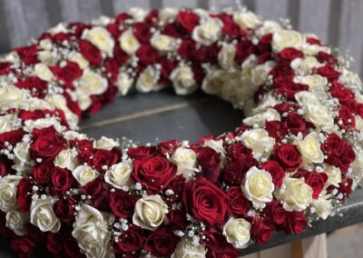 Rosenkranz mit weißen und roten Blüten