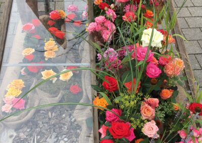 Blumen-Theke mit unterschiedlichsten Rosen und anderen Pflanzen.