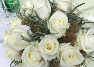 Rosengesteck aus weißen Rosen