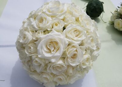 Rosenstrauch aus weißen Rosen